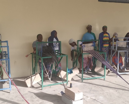 Die Weberinnen haben sich fürs Foto postiert. Dank des unternehmerinnen forums niederrhein könnten die Gerätschaften angeschafft werden.