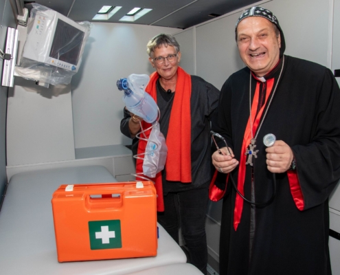 Dr. Elke Kleuren-Schryvers bei der Übergabe der mobilen Klinik in Kevelaer an Erzbischof Jacques Mourad. Dr. Elke Kleuren-Schryvers bei der Übergabe der mobilen Klinik in Kevelaer an Erzbischof Jacques Mourad.