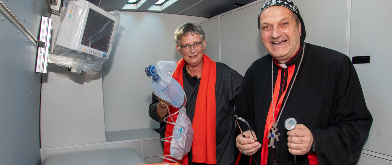 Dr. Elke Kleuren-Schryvers bei der Übergabe der mobilen Klinik in Kevelaer an Erzbischof Jacques Mourad. Dr. Elke Kleuren-Schryvers bei der Übergabe der mobilen Klinik in Kevelaer an Erzbischof Jacques Mourad.