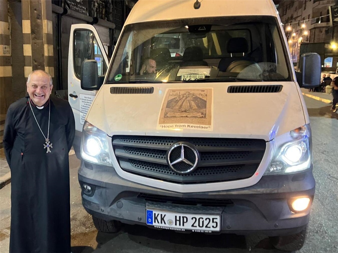 Die Freude bei Msg. Mourad war groß, als die mobile Klinik, "Hope from Kevelaer", vor knapp einem Jahr in Homs ankam. Die Freude bei Msg. Mourad war groß, als die mobile Klinik, "Hope from Kevelaer", vor knapp einem Jahr in Homs ankam.